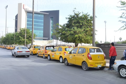 Protestan taxistas de Torreón; exigen regular plataformas digitales