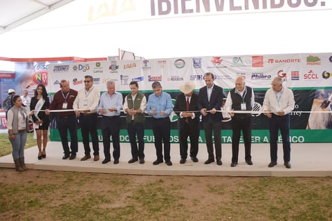 El gobernador de Coahuila, Miguel Riquelme Solís; el secretario de Agricultura de Durango, Joel Corral Alcántar y el alcalde Jorge Zermeño Infante, encabezaron la ceremonia de inauguración de este importante evento nacional, que se desarrollará durante este jueves, viernes y sábado con diversas conferencias, foros de negocios y exposiciones abiertas al público en general.