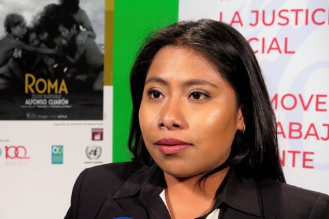 Indicó que la mayoría de los actores de la cinta tampoco son profesionales, salvo Marina de Tavira, quien le enseñó que el apoyo entre mujeres es muy importante, y siempre le asesoró en lo que no comprendía.