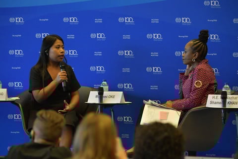 Yalitza conversó en el auditorio de la OIT con la conductora británica de televisión Femi Oke, a quien narró pormenores de su trabajo en Roma, la galardonada película mexicana que triunfó en diversos festivales cinematográficos en el mundo, incluyendo los premios Oscar.