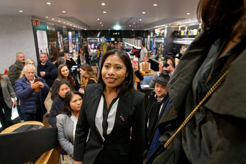 La actriz mexicana Yalitza Aparicio destacó hoy su orgullo de estar contribuyendo al cambio en México, gracias a que ha hecho saber a las mujeres que sí pueden hacer lo que antes creían que les era imposible.