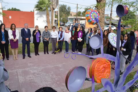 "No estamos de acuerdo en que usen nuestro dinero en esas mamarrachadas", señaló.