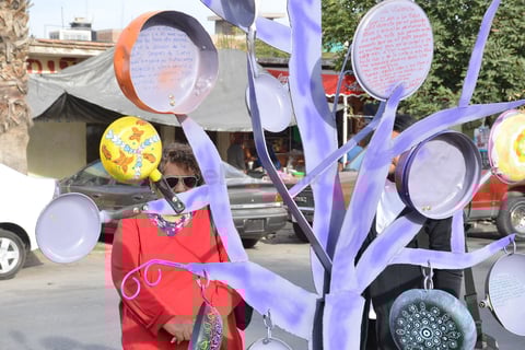Colectivos de mujeres en Torreón y usuarios de redes sociales manifestaron su desagrado con la recién inaugurada Plaza de la Mujer, misma que fue instalada oficialmente hoy viernes por el alcalde Jorge Zermeño en la calzada Colón, consideran como "falta de respeto" las obras que se colocaron para adornar el espacio.