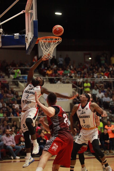 El primer cuarto fue de imprecisiones para el conjunto local, lo que fue aprovechado por los zacatecanos que terminaron con una ventaja de 10 puntos, al dejar la pizarra 17-27.
