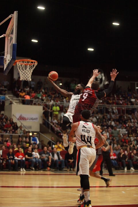 Los Leñadores tuvieron que remontar una desventaja de hasta 15 puntos, en un juego que fue no apto para cardiacos en la duela del Auditorio del Pueblo.
