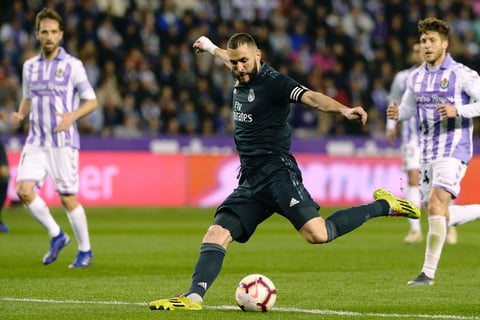 El francés Benzema convirtió un penal con el que los visitantes dieron la vuelta a los 51, y ocho minutos después amplió la ventaja con un remate de cabeza. El central galo Raphael Varane emparejó por el Madrid a los 34, y