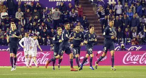 Un nuevo doblete de Karim Benzema fue la clave para que un Real Madrid más bien errático goleara el domingo 4-1 al Real Valladolid, flaco consuelo para el conjunto Merengue tras el fracaso de mitad de semana en la Liga de Campeones.
