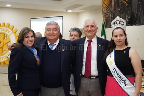 09032019 POSAN PARA LA FOTO.  En la cena de aniversario del Club Rotario Laguna.