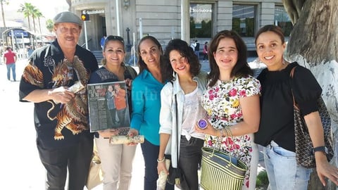 09032019 EN LA PLAZA DE ARMAS.  Calia, Ana, Vanessa, Idoia y Bárbara acompañadas del señor Javier Pérez, 'El rey del danzón', que  tiene varios años haciendo caleidoscopios y vendiéndolos por el centro de Torreón.