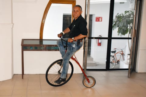 11032019 Pedaleando una original bicicleta.