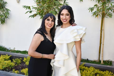 09032019 SE DESPIDE DE LA SOLTERíA.  Sandra Trinidad con María.