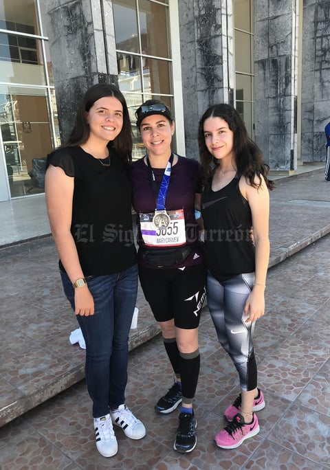 09032019 EN EL MARATóN.  Maricarmen García con Bárbara y Jimena.