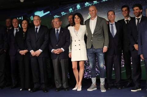 Acompañado por su mujer, Verónique, el jugador francés fue presentado como nuevo técnico de Real Madrid.