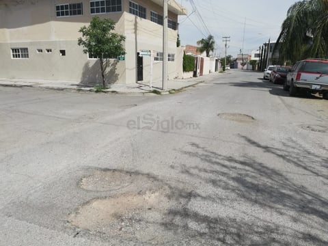 Tránsito lento y peligroso. La calle Palermo, casi esquina con calle Otoño en la colonia Ampliación La Rosita, afuera de una guardería, luce una "cadena" de baches que obliga a los conductores a reducir la velocidad y a esquivarlos.