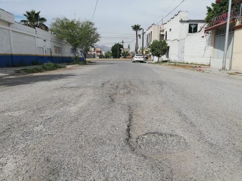 Entrada está afectada. La calle del Paseo del Árbol entre la calzada Saltillo 400 y calle Palermo en Ampliación la Rosita luce desgastada y es una de las entradas a la colonia.