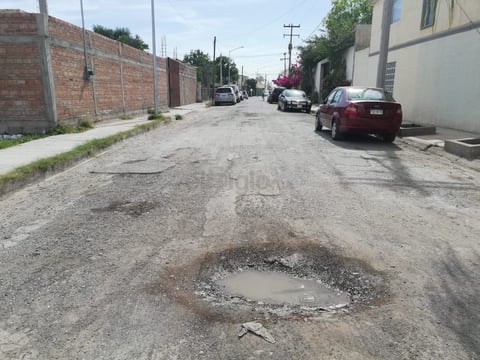 Inservible. En la calle Palermo y calle San Sebastián, atrás de la parroquia de San Agustín, en la colonia Ampliación la Rosita se encuentra uno de los baches más profundos, además el pavimento se desbarata.