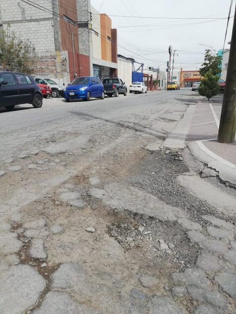 Calles de tierra y grava. En la esquina de la calle Palermo y Alava en el sector de la  colonia Ampliación la Rosita se observa ya prácticamente tierra y grava de lo desgastado del pevimento.