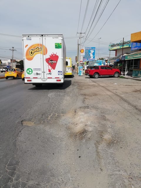 Riesgo latente. Sobre la Diagonal Las Fuentes entre Saltillo 400 y calle Palermo carpeta asfáltica está "arriñonada" por el paso de los autobuses, lo que significa un riesgo para peatones y ciclistas.