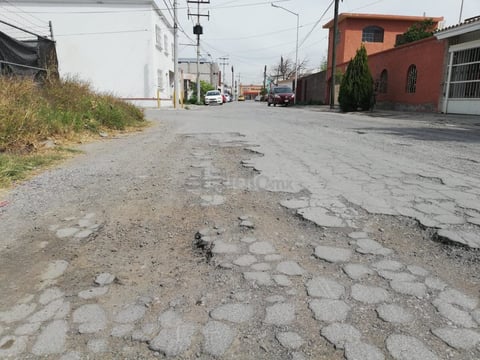 Exigen atención. Sobre la calle Palermo atrás de un vivero en la colonia Ampliación la Rosita ya existen partes con tierra; los vecinos exigen atención inmediata al sector habitacional.