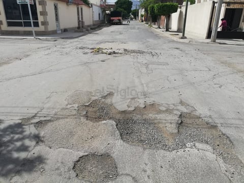 Le dan la vuelta. En la calle Bolonia y Palermo en Torreón Residencial, la zona es casi intransitable y los conductores tienen que tomar el carril contrario para evitar daños a sus vehículos.