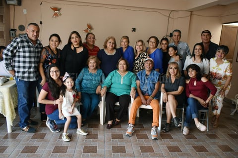 12032019 MUCHAS FELICIDADES.  Patricia García acompañada de los invitados a su celebración de cumpleaños, en la que disfrutaron una rica comida en el marco de un gran ambiente.