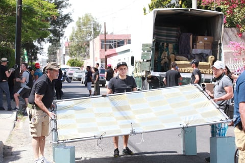 Para el filme se ocuparon 11 camiones completos de equipo, camerinos  y personal profesional en su area
