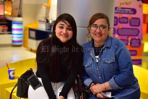 14032019 EN EL CINE.  Denisse y Elisa.