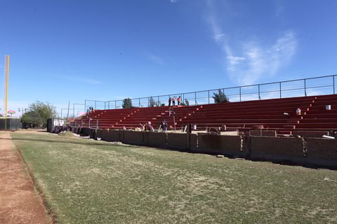 Al ingresar al estadio también se pudo constatar que se instalarán palcos a ras de campo delante de las gradas de laterales y bleachers.