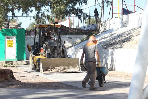 Por el lado de la Avenida Universidad, se puede observar por afuera del Parque Francisco Villa una construcción que al preguntar a los trabajadores respondieron que se trata de nuevos baños para los aficionados.