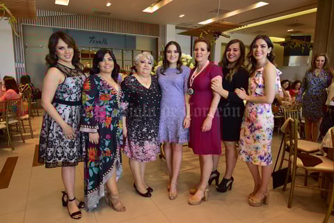 15032019 BRIDAL SHOWER.  Bárbara Hoyos acompañada por algunas de las invitadas a su recepción.