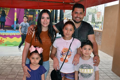 15032019 EN UNA KERMéS.  Karla, Eduardo, Samantha, Regina y Leonardo.