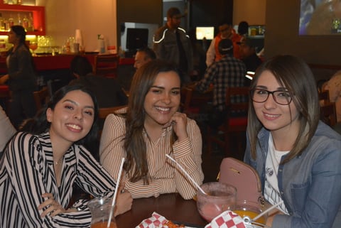 Rosa Quiroga, Jennelle Reyes y Elizabet Mathey.