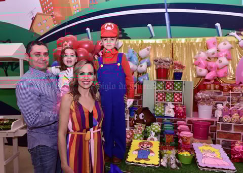 Alejandra y Jose Antonio con sus papáas, Jose Antonio Padrelin y Alejandra Sepulveda