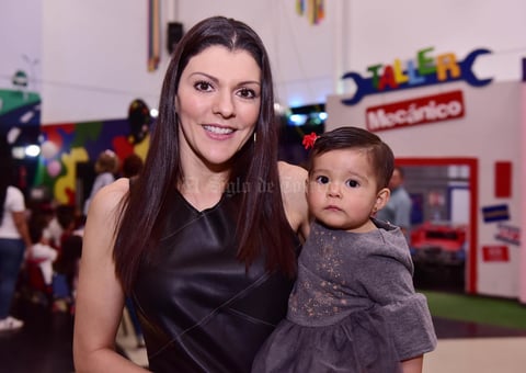 Tayra con su hija, Emilia