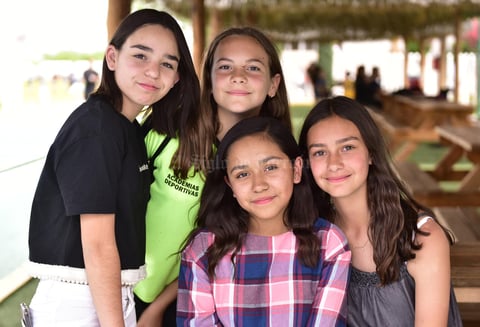 Paula, Angela, Angela y Nadhezda