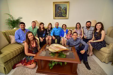 Cristy y Enrique con su familia