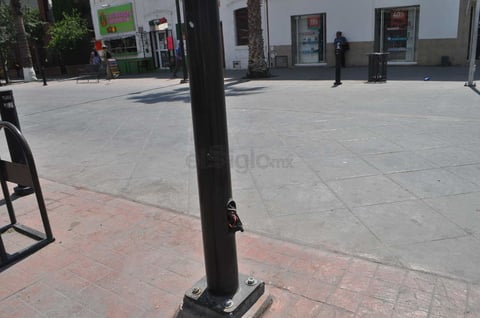 Con detalles. El Paseo Independencia en Gómez Palacio no ha sido terminado aún, por lo que presenta distintos detalles, como estos cables expuestos, que pueden ser un riesgo para los peatones.