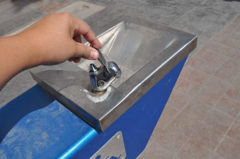 Sin estrenar. Aunque fueron colocados recientemente, los bebederos del Paseo Independencia ya están sueltos, señalan los comerciantes que hay jóvenes que indebidamente han tratado de retirar las piezas.