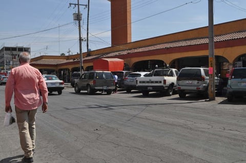 Falta cultura vial. Es común observar en el primer cuadro de la ciudad que los vehículos se detienen en doble fila, lo que ocasiona congestionamientos viales, pese a la insistencia de los agentes de Tránsito y Vialidad, que realizan amonestaciones verbales a los conductores para agilizar el tráfico.