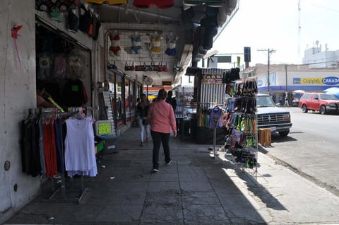 Desorden. Pese a que es mínimo el ambulantaje que hay en el centro de esta ciudad, muchos negocios optan por sacar su mercancía a las banquetas, dificultando el paso peatonal.