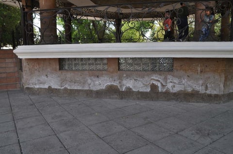 Kiosco manchado. El kiosco contrasta en la plaza principal de Gómez Palacio, pues aunque está en buen estado, la parte baja presenta altas concentraciones de salitre que afectan su imagen.