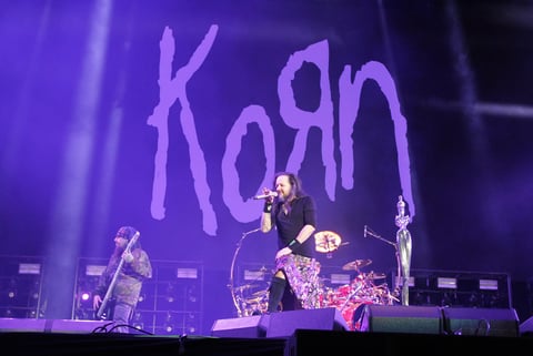 - La banda estadounidense Korn, considerados los creadores del nu metal, fueron los encargados de cerrar las actividades en el Escenario Indio, en el segundo y último día del Vive Latino.