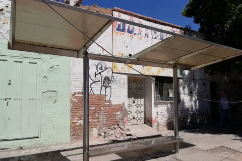 Sin techo. Así se encuentra este paradero en avenida Hidalgo y calle Comonfort, le falta parte del techo.