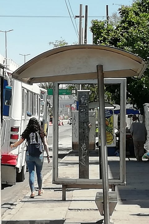 En descuido. Parada de autobús vandalizada en bulevar Revolución esquina con calle Comonfort.