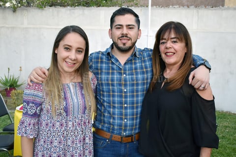 19032019 DE FIESTA.  Daniela, Joaquín y María Elena.