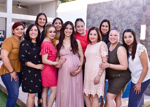 18032019 ESPERA A SU TERCER BEBé.  Eleonora Peña de Martínez con algunas de las invitadas a su baby shower, que le organizaron su esposo e hijos.