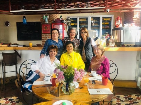 17032019 ENTRE AMIGAS.  Paty Zarzar de Murra, Ale Zarzar de Nahle, Carmiña Fernández de Salazar, Tere Morales de Castro, Helue Iza de Morales y Malena Luengo, en Ajijic, Jalisco, a donde fueron a visitar a Tere, que allá radica y es amiga desde la infancia.