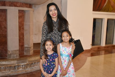19032019 DISFRUTAN DEL BALLET.  Brenda, María José y Luisa Fernanda.