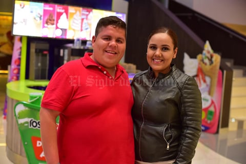 19032019 EN EL CINE.  Uriel y Wendy.