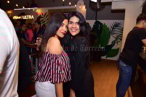 20032019 DE FIESTA.  Ana y Fanny.